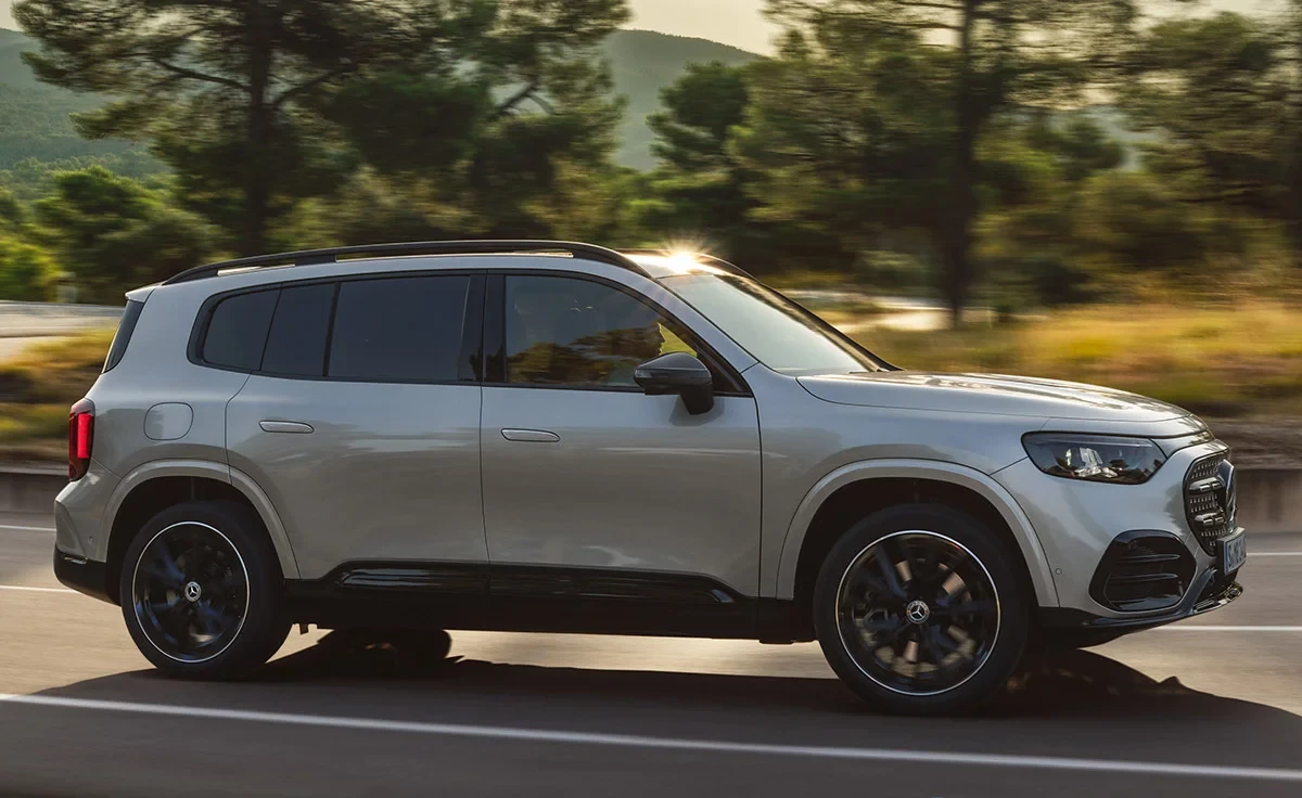 Mercedes-Benz GLB 250+ con tecnología EQ (2025)