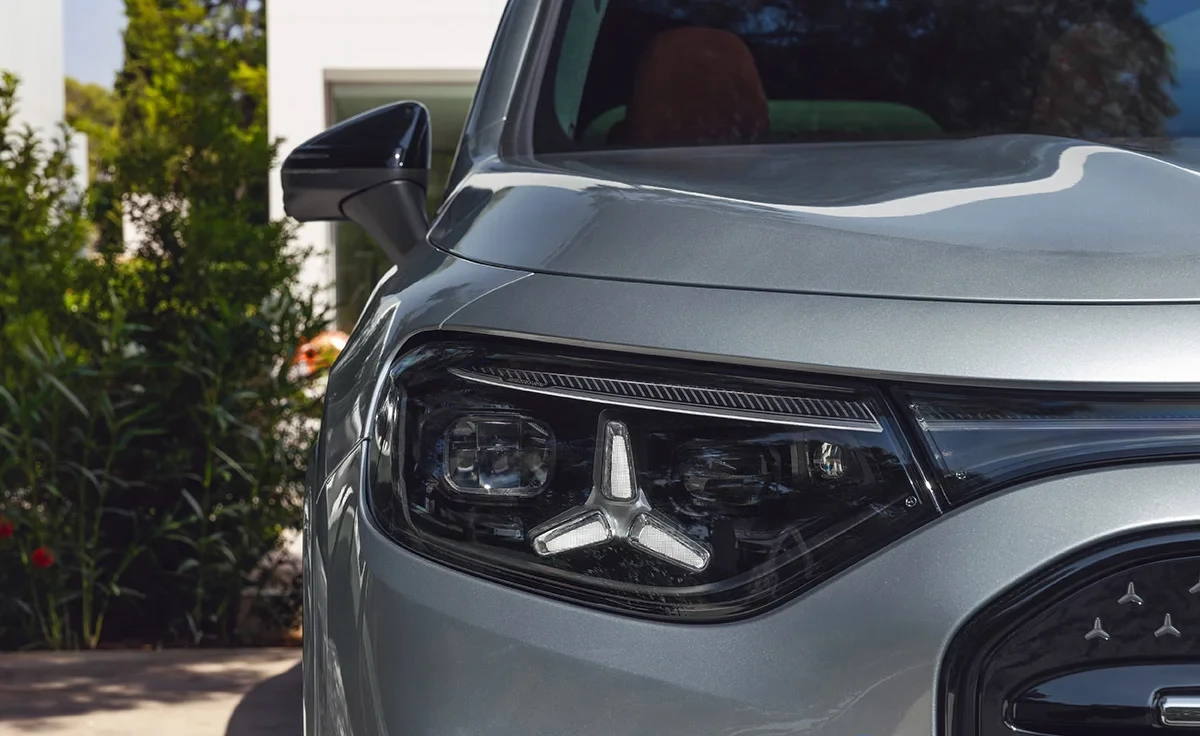 Mercedes-Benz GLB 250+ con tecnología EQ (2025)