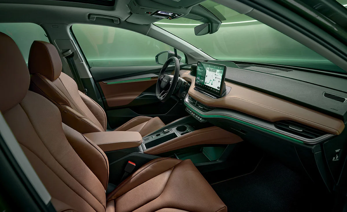 Puesto de conducción e interiores del Skoda Enyaq 85 Selection (2026)