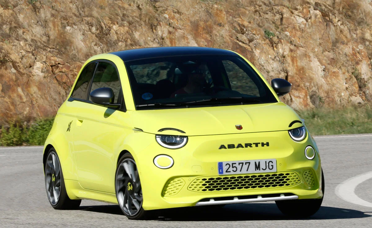 Arquitectura y detalles técnicos del Abarth 500e Turismo Light (2024)