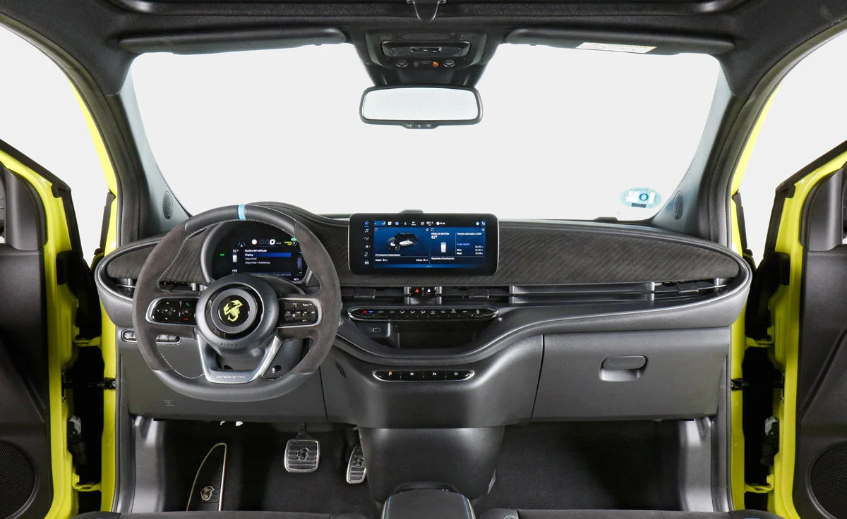 Puesto de conducción e interiores del Abarth 500e Turismo Light (2024)