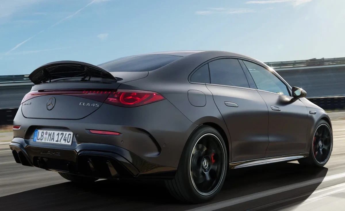 Comportamiento en marcha del Mercedes-Benz CLA 250+ con tecnología EQ (2025)