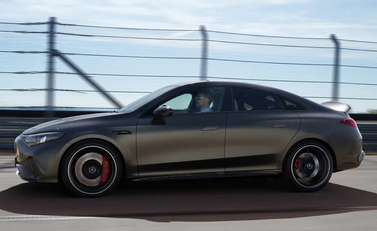 Arquitectura y detalles técnicos del Mercedes-Benz CLA 250+ con tecnología EQ (2025)