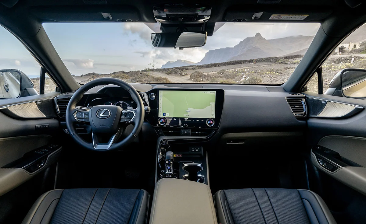 Puesto de conducción e interiores del Lexus NX 450h+ 4x4 Premium+ (2025)