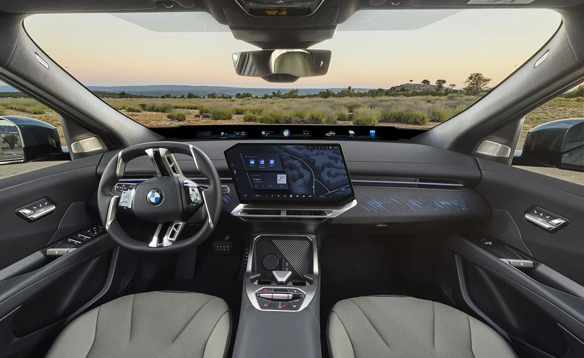 Puesto de conducción e interiores del BMW iX4 50 xDrive