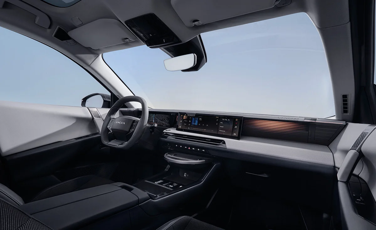 Puesto de conducción e interiores del Lancia Gamma BEV FWD Long Range