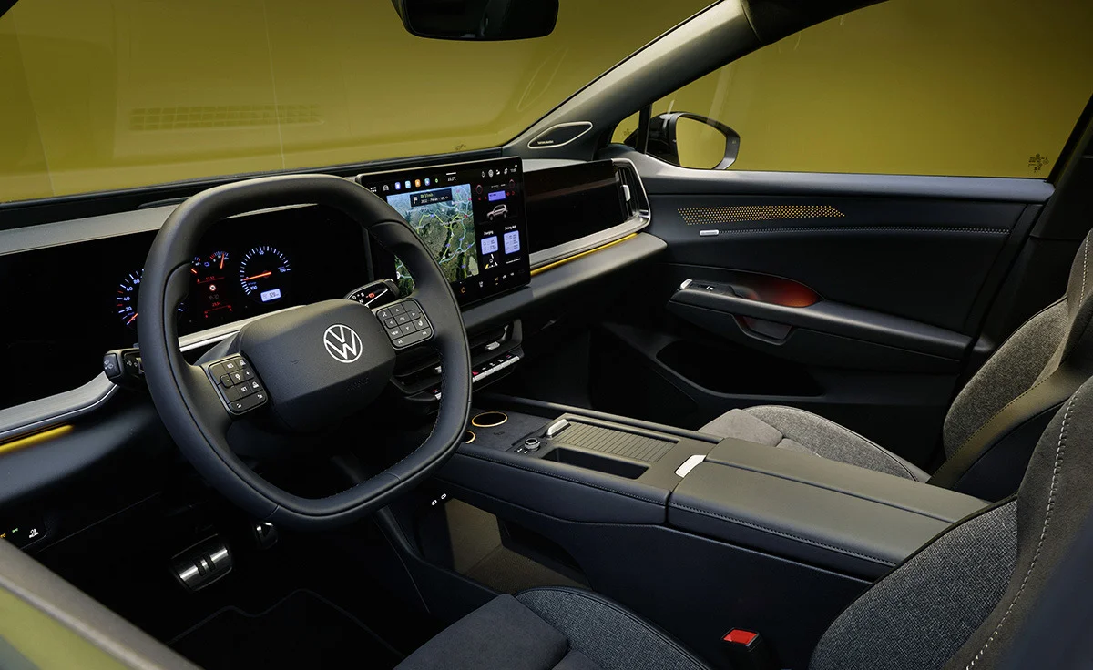 Puesto de conducción e interiores del Volkswagen ID. Tiguan 210 kW (286 CV) batería 77 kWh