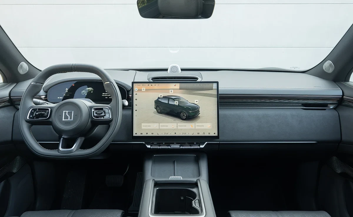 Puesto de conducción e interiores del ZEEKR 7X Long Range RWD (2026)